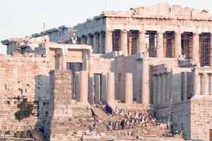 Россияне взобрались на стены Акрополя и свалили камни