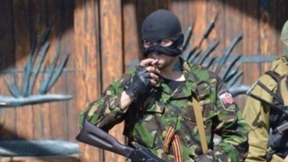 Боевики проверяют документы у пассажиров луганского поезда