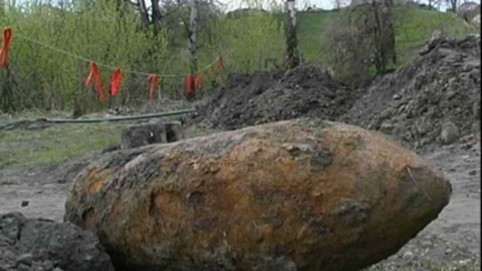 Бомбу обнаружили местные жители во время прогулки в лесу