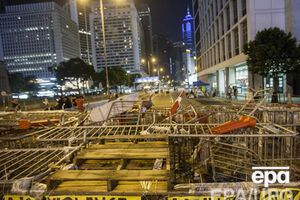 Баррикады в Гонконге начинают убирать