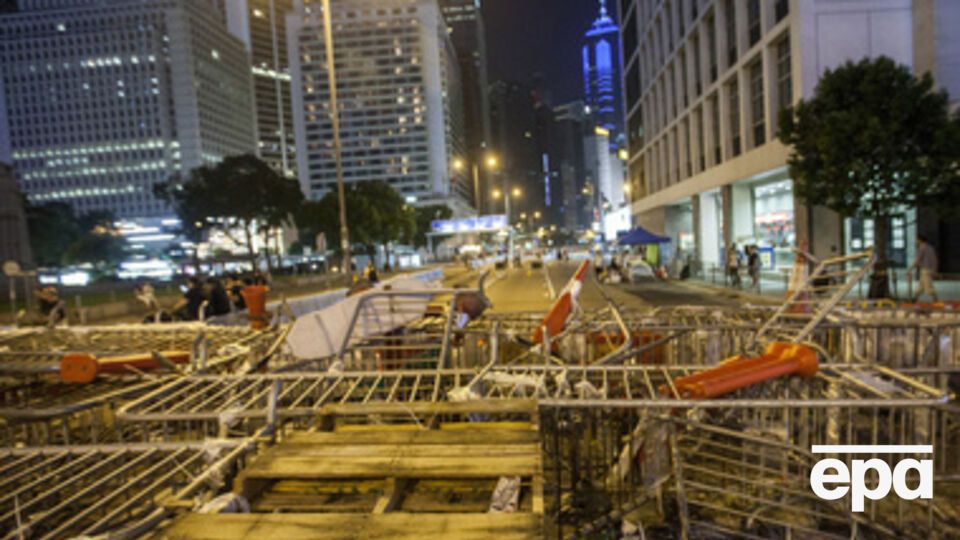 Баррикады в Гонконге начинают убирать