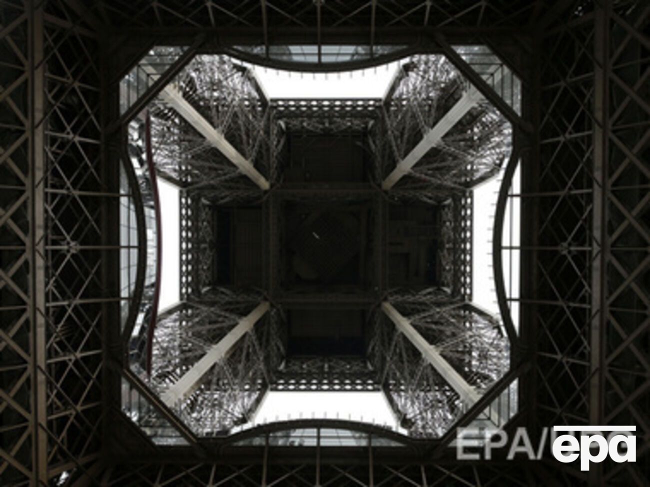 Эйфелеву башню отреставрировали