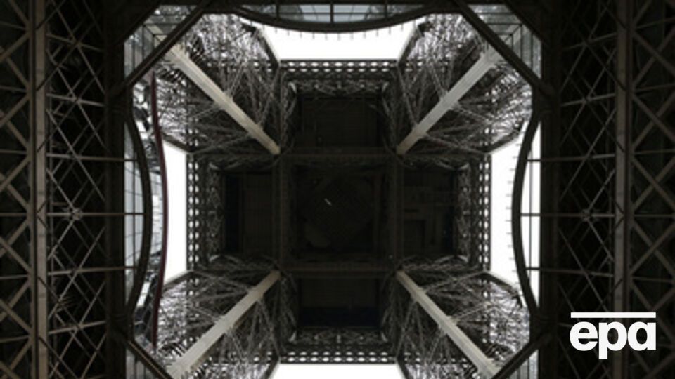 Эйфелеву башню отреставрировали