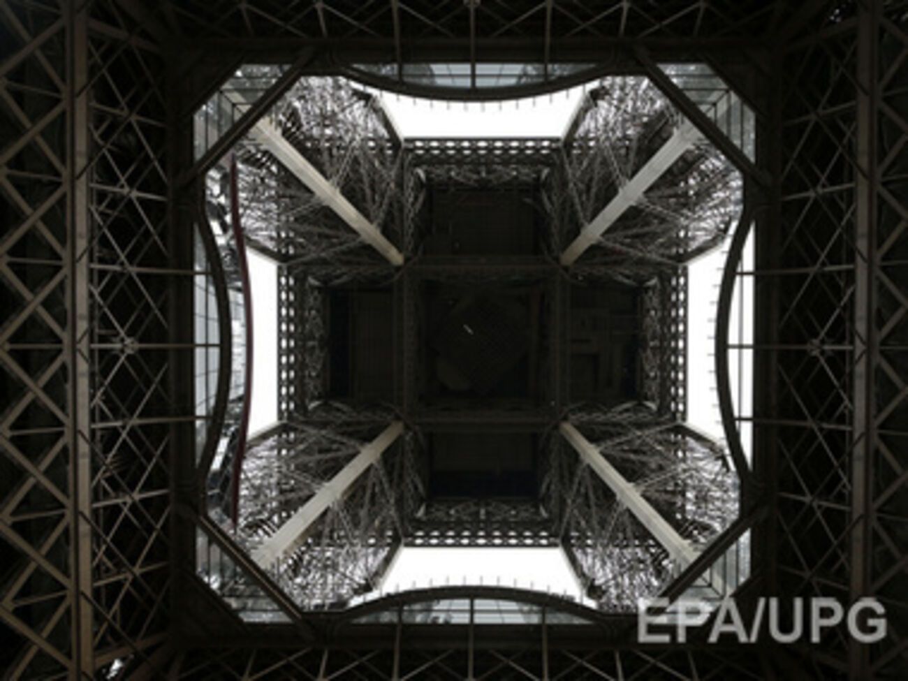 Пол нижнего этажа башни теперь из стекла