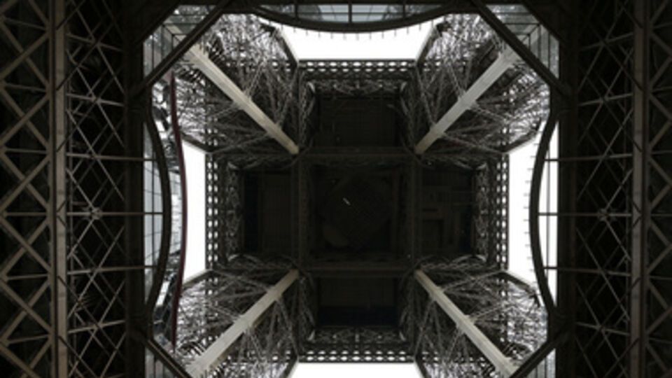 Пол нижнего этажа башни теперь из стекла