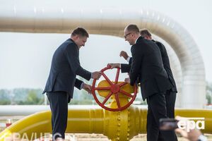 Премьер-министр Словакии Роберт Фицо, его украинский коллега Арсений Яценюк и директор по энергетическим рынкам в Еврокомиссии Клаус-Дитер Борхардт