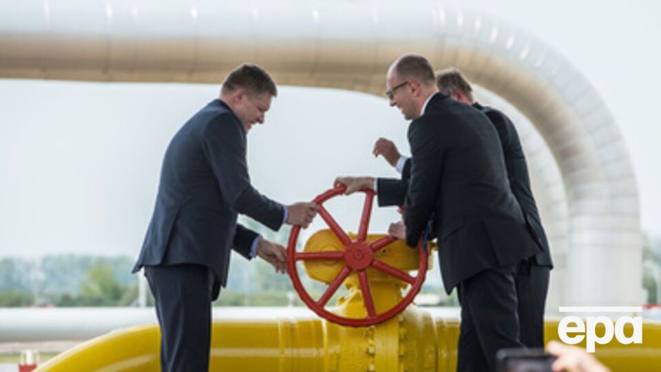 Премьер-министр Словакии Роберт Фицо, его украинский коллега Арсений Яценюк и директор по энергетическим рынкам в Еврокомиссии Клаус-Дитер Борхардт