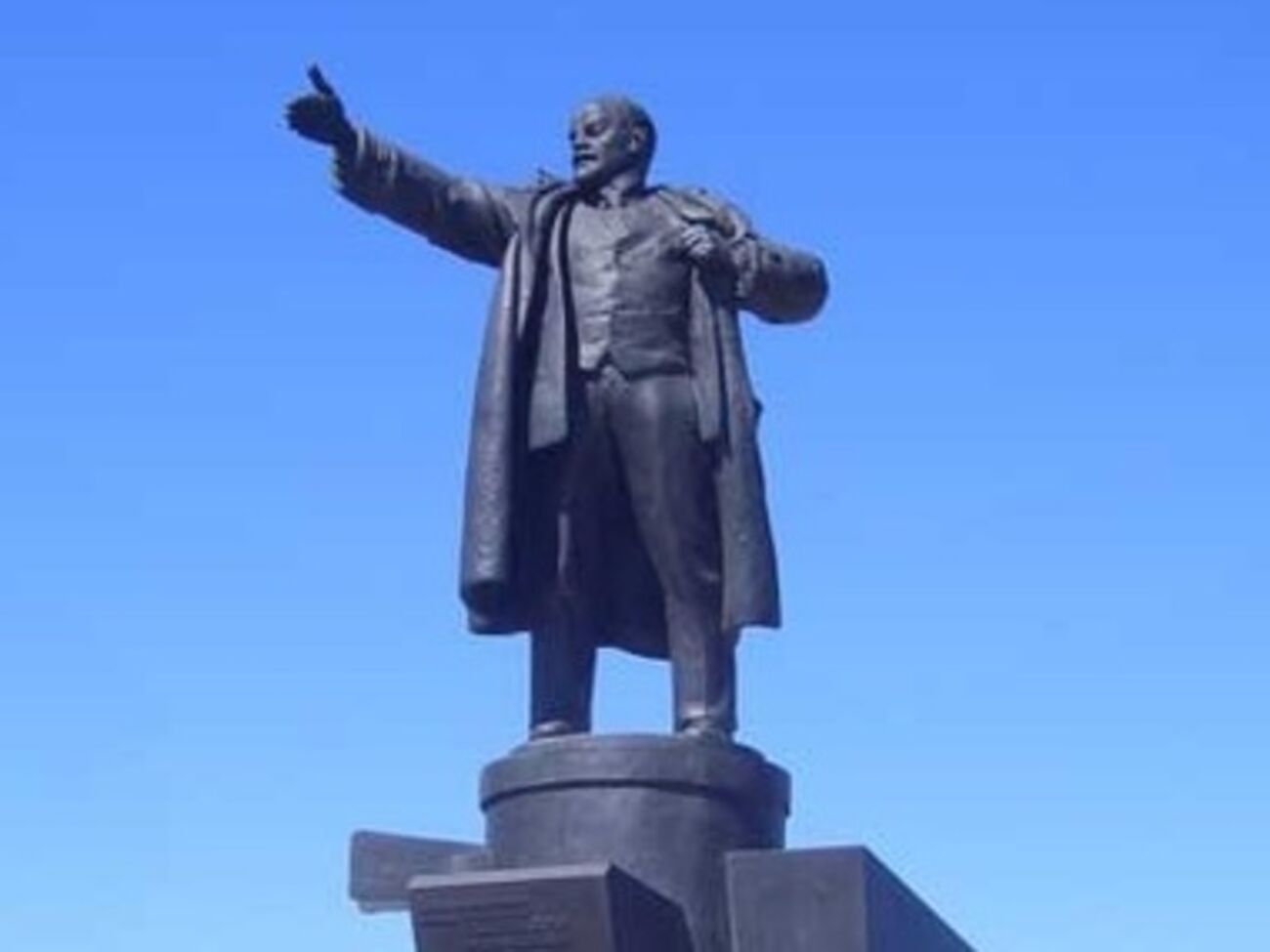 Неизвестные с помощью троса свалили скульптуры с постаментов