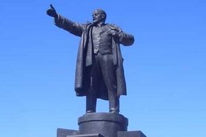 Неизвестные с помощью троса свалили скульптуры с постаментов