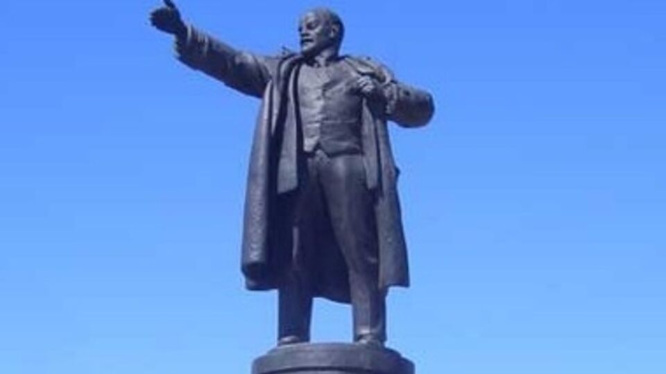 Неизвестные с помощью троса свалили скульптуры с постаментов