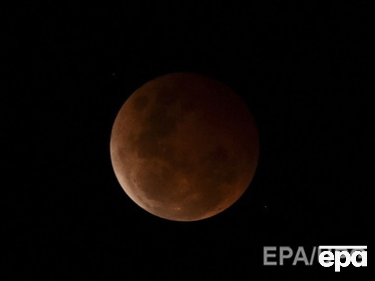 Кровавая Луна. Жители Земли наблюдали лунное затмение. Фоторепортаж