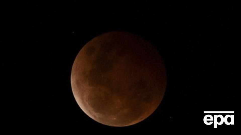 Кровавая Луна. Жители Земли наблюдали лунное затмение. Фоторепортаж