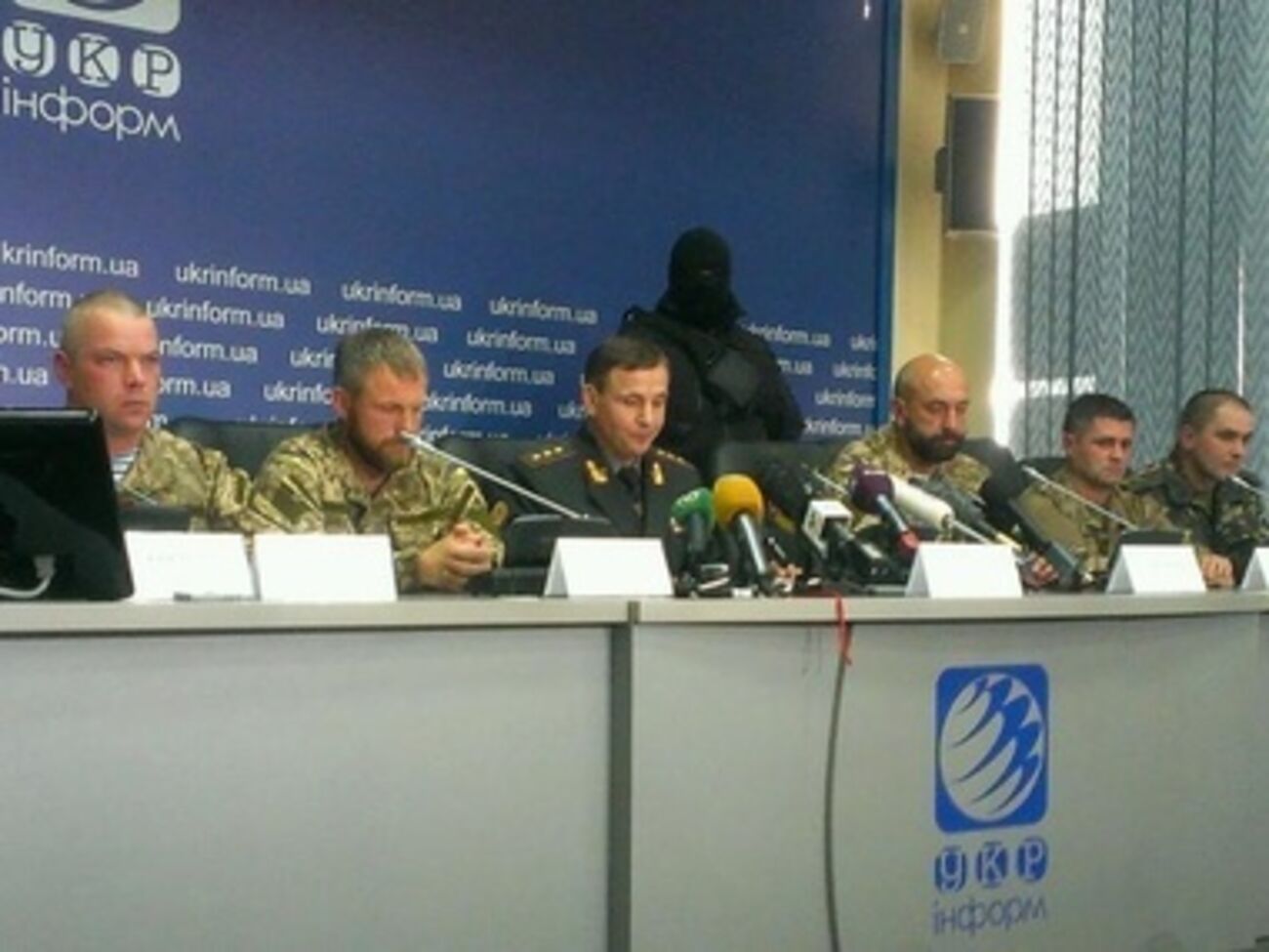 Валерий Гелетей (в центре) во время брифинга