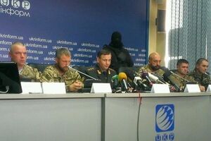 Валерий Гелетей (в центре) во время брифинга