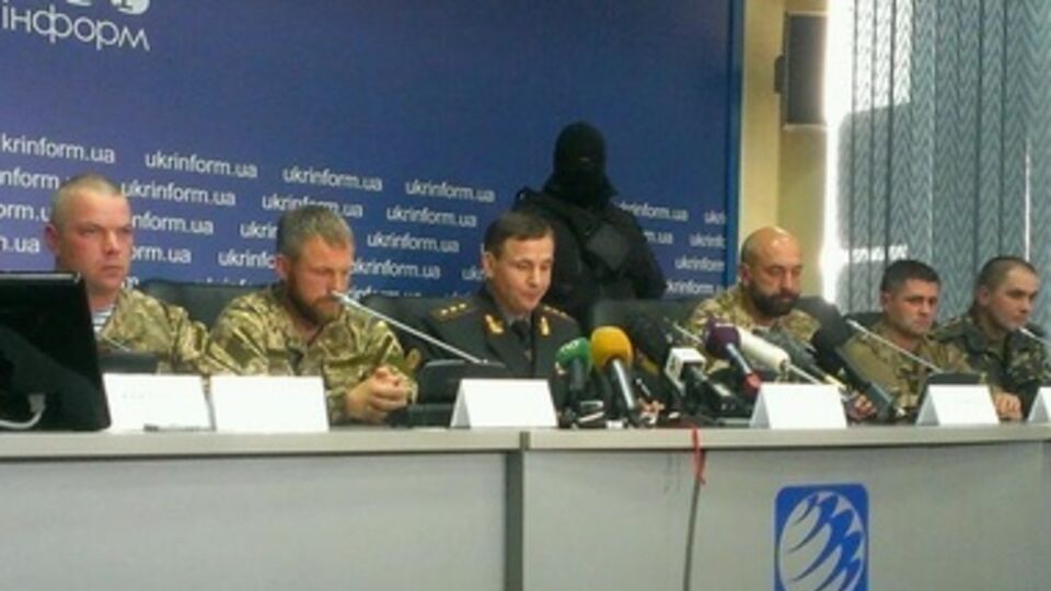 Валерий Гелетей (в центре) во время брифинга