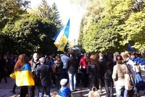 Бойцов встретили около сотни харьковчан