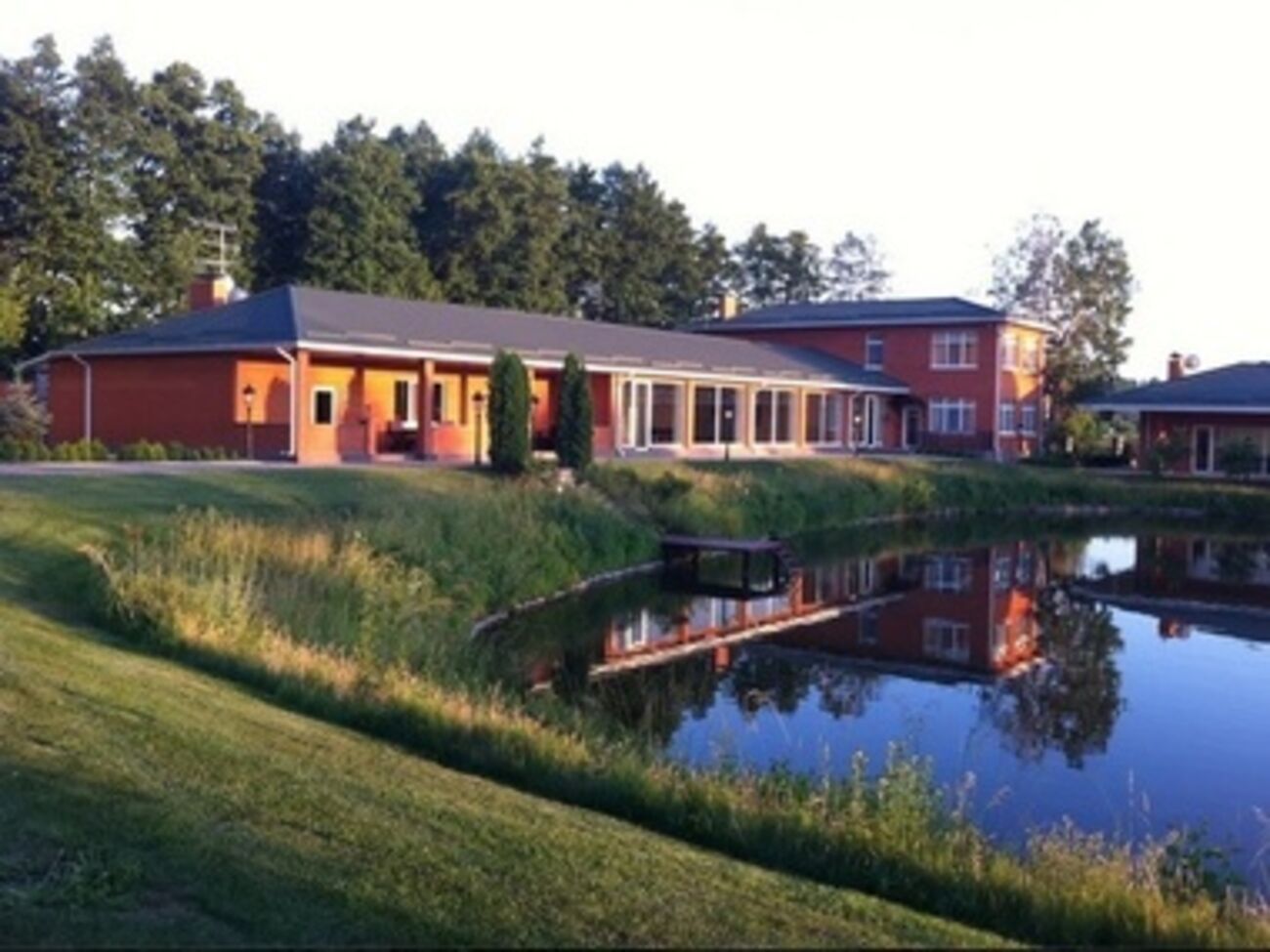 Дача Анатолия Даниленко окружена высокой сеткой, рвом с водой и кирпичной стеной