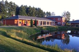 Дача Анатолия Даниленко окружена высокой сеткой, рвом с водой и кирпичной стеной