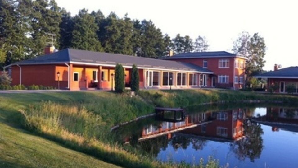 Дача Анатолия Даниленко окружена высокой сеткой, рвом с водой и кирпичной стеной