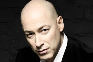 Дмитрий Гордон: К нему приехал Сергей Борисович Иванов, глава администрации президента Путина. Янукович встретил его в халате, подшофе, и стал раздавать ему указания