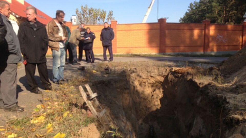 Чтобы перерезать трубу, обеспечивающую богатые коттеджи бесплатной водой, жители Чапаевки вырыли котлован шириной три на два метра и глубиной в полтора человеческих роста