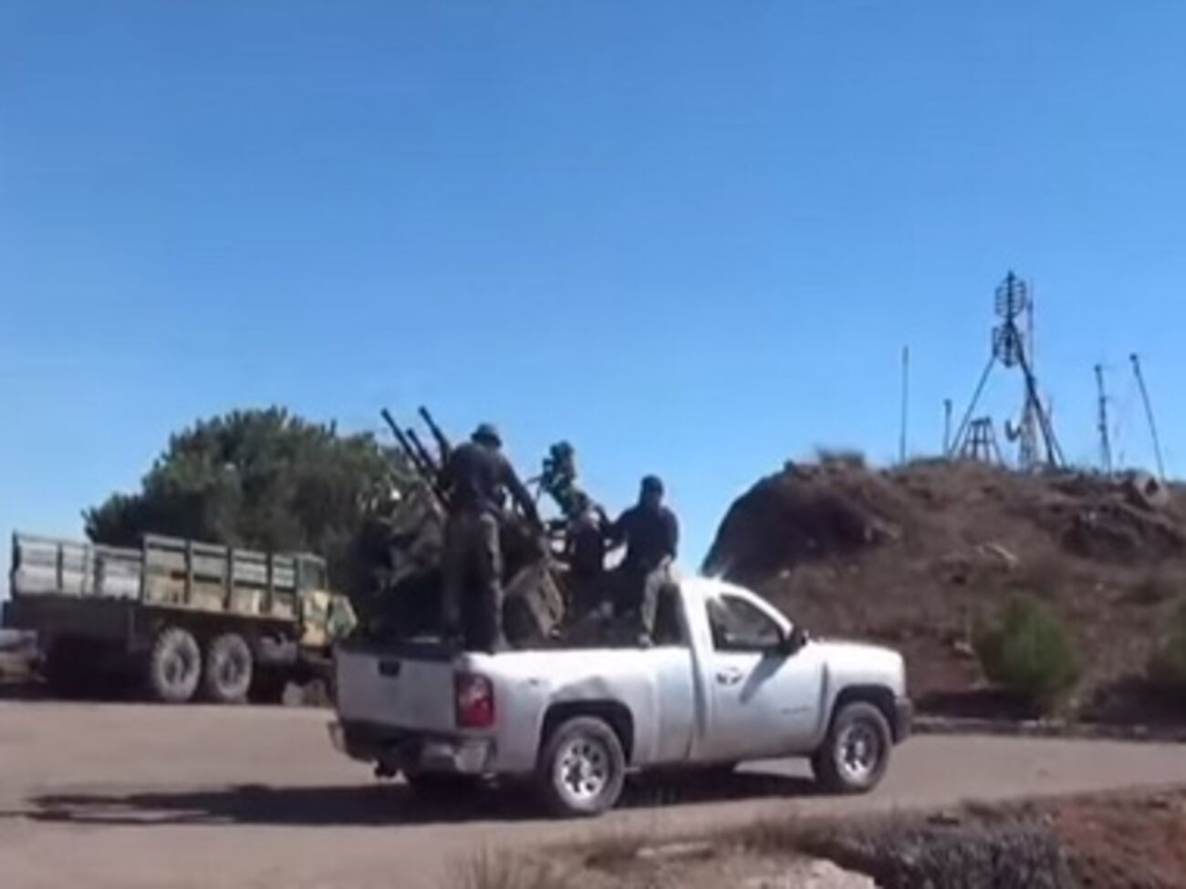 Повстанцы возле захваченного разведцентра