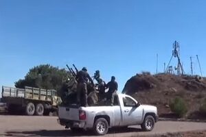 Повстанцы возле захваченного разведцентра