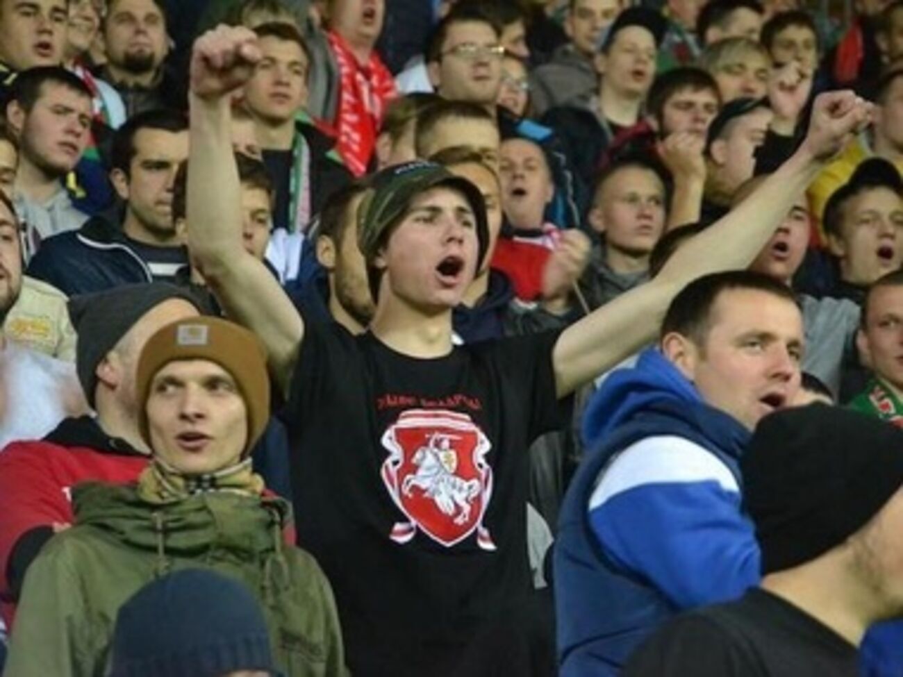 На стадионе в Борисове – "бульба с укропом". Фанаты двух сборных спели "Воинов света" и кричалку о Путине. Фоторепортаж