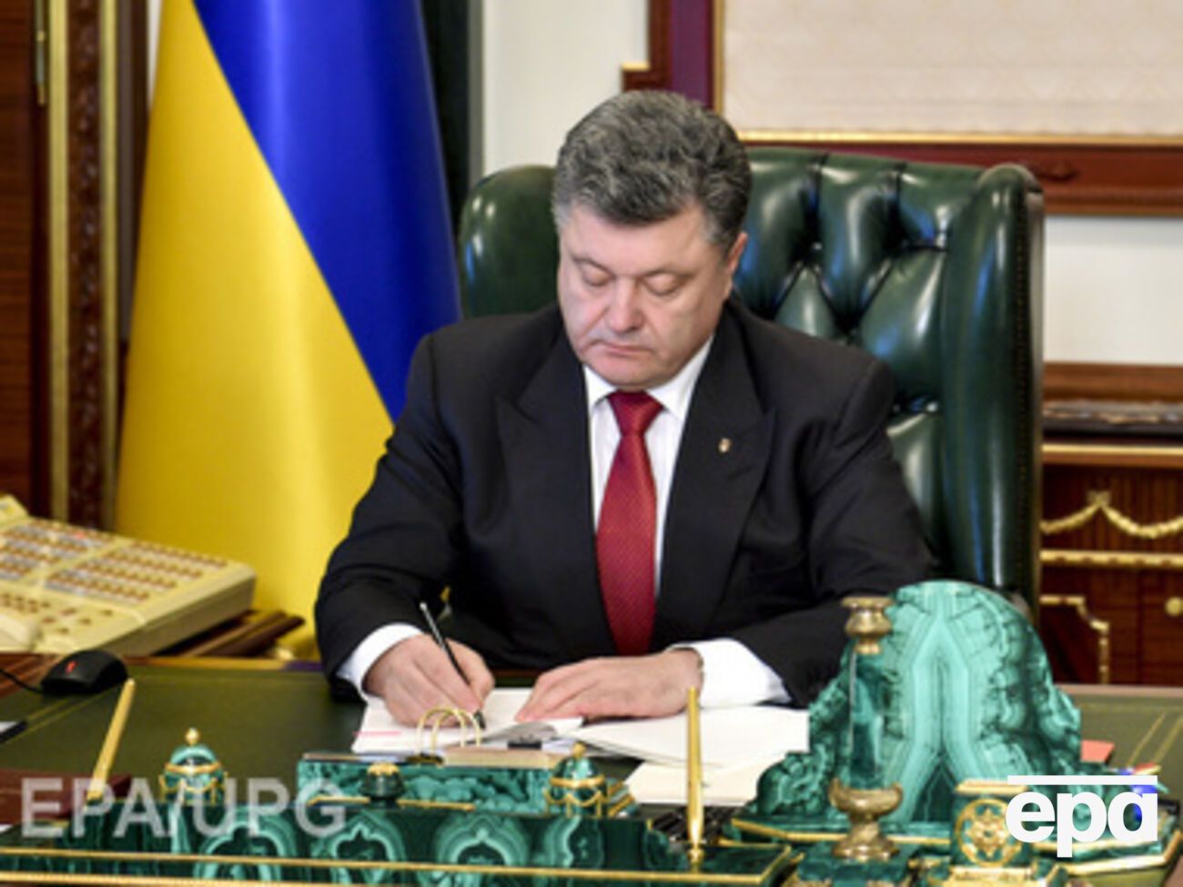 Петр Порошенко принес извинения президенту Беларуси за то, что не посетит саммит СНГ