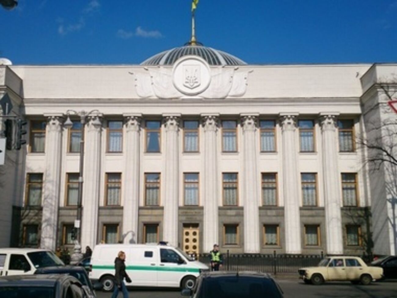 В день подписания президентов закон о люстрации не попал в Верховную Раду