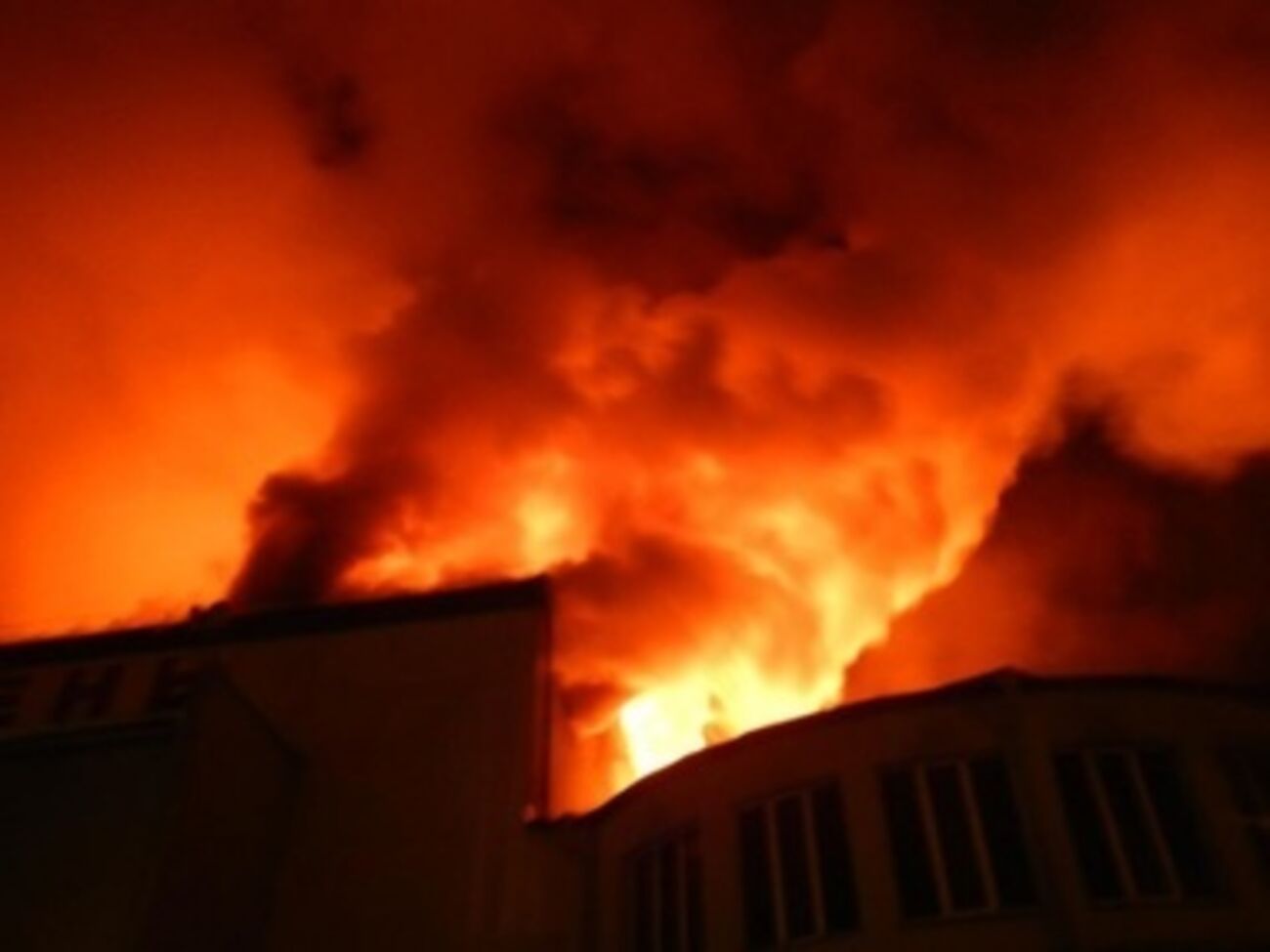 США призывают расследовать поджог кинотеатра