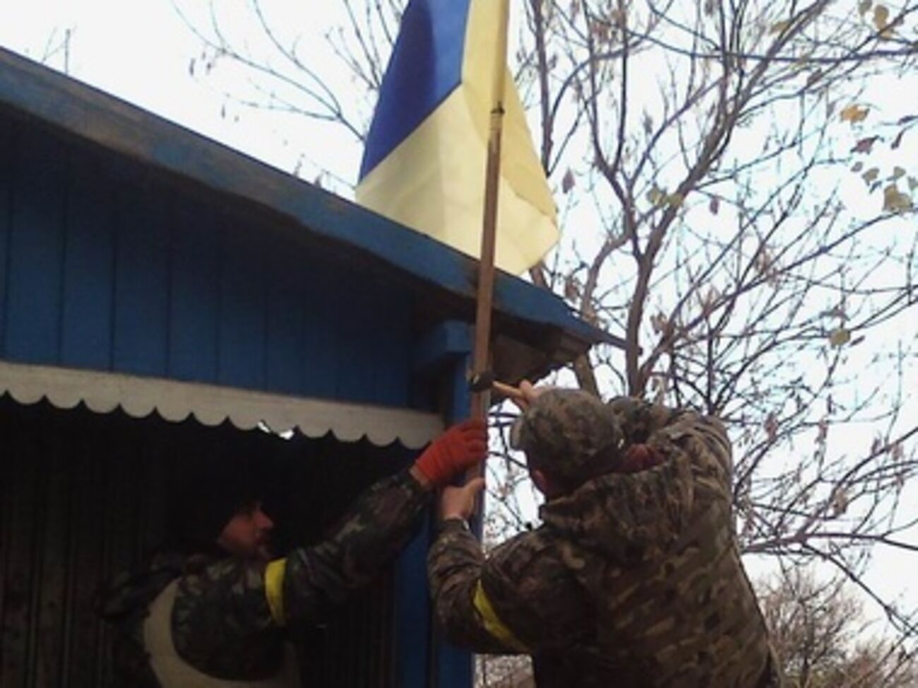 На следующий день после освобождения военные установили на сельсовете Крымского украинский флаг