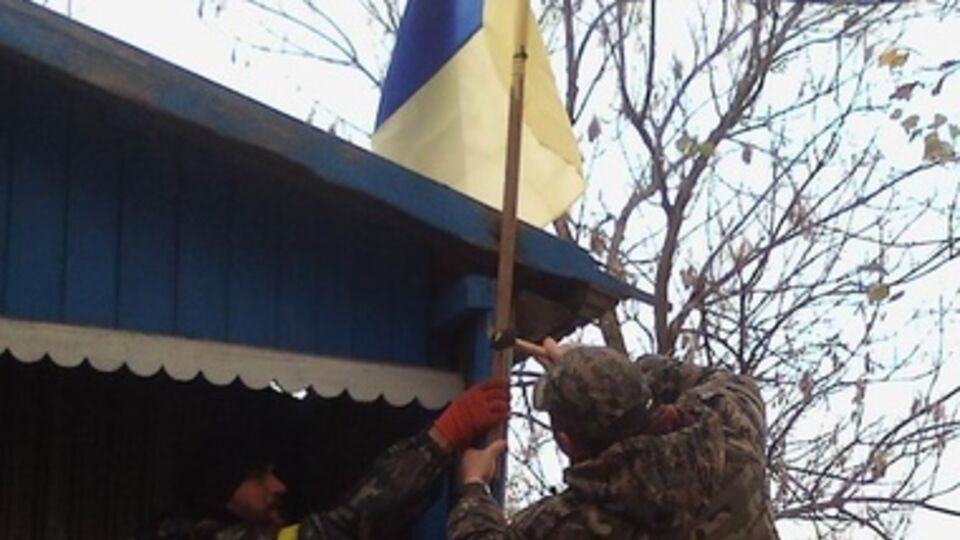 На следующий день после освобождения военные установили на сельсовете Крымского украинский флаг