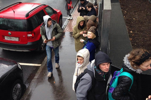 Участники акции возле заведения McDonald’s