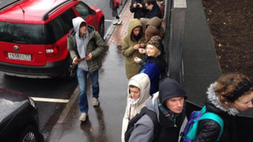 Участники акции возле заведения McDonald’s