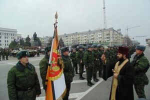 На бело-оранжевом флаге, который несли участники мероприятия, изображен российский двуглавый орел