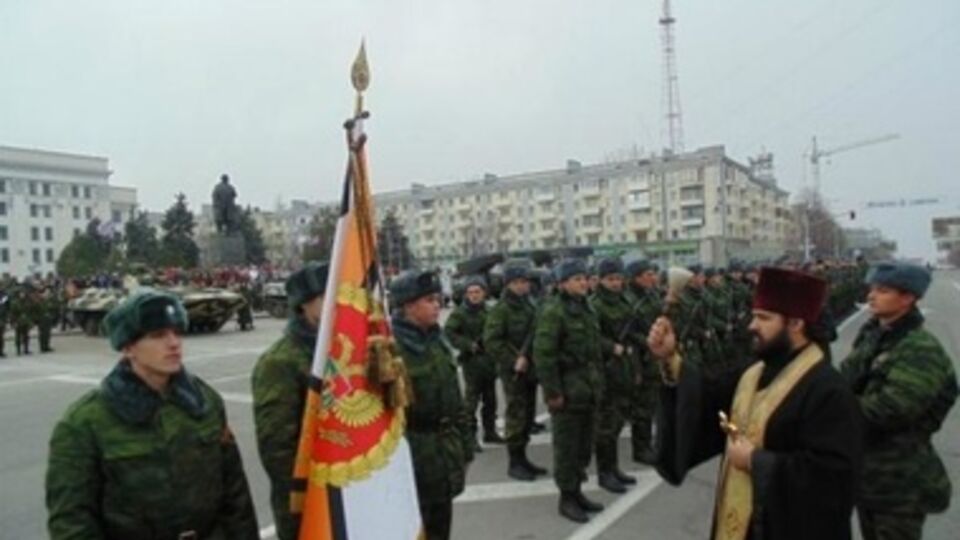 На бело-оранжевом флаге, который несли участники мероприятия, изображен российский двуглавый орел