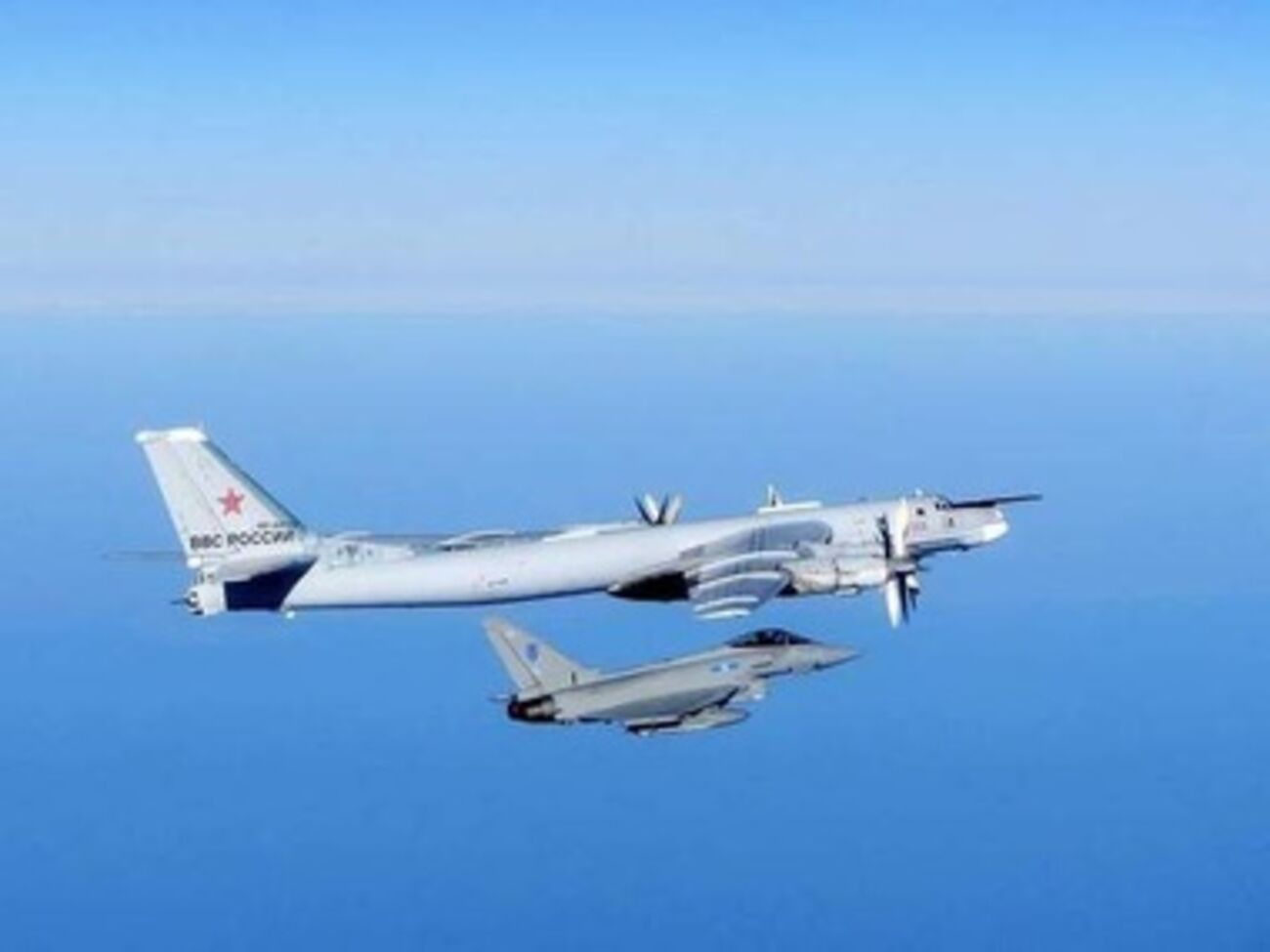 Фотография российского Ту-95, сделанная с британского&nbsp;Typhoon