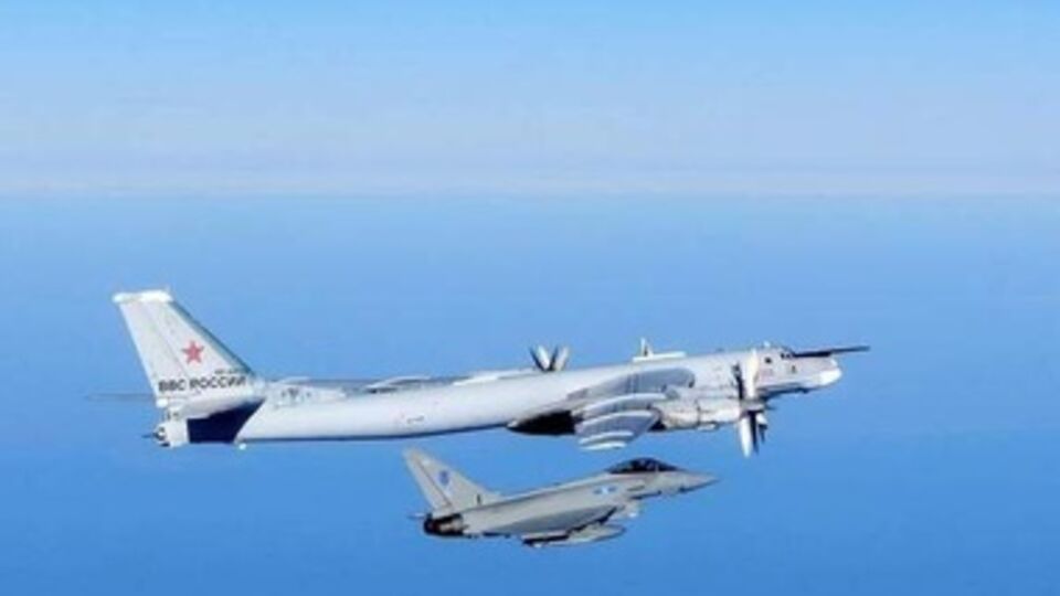 Фотография российского Ту-95, сделанная с британского Typhoon