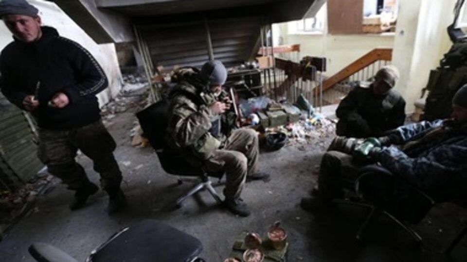 Защитники аэропорта обедают