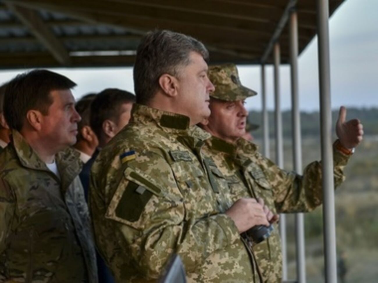 Порошенко сообщил об освобождении 25 военных