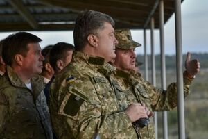 Порошенко сообщил об освобождении 25 военных