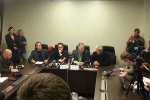 "Гости" представляют некую Ассоциацию по безопасности и сотрудничеству в Европе (АБСЕ)