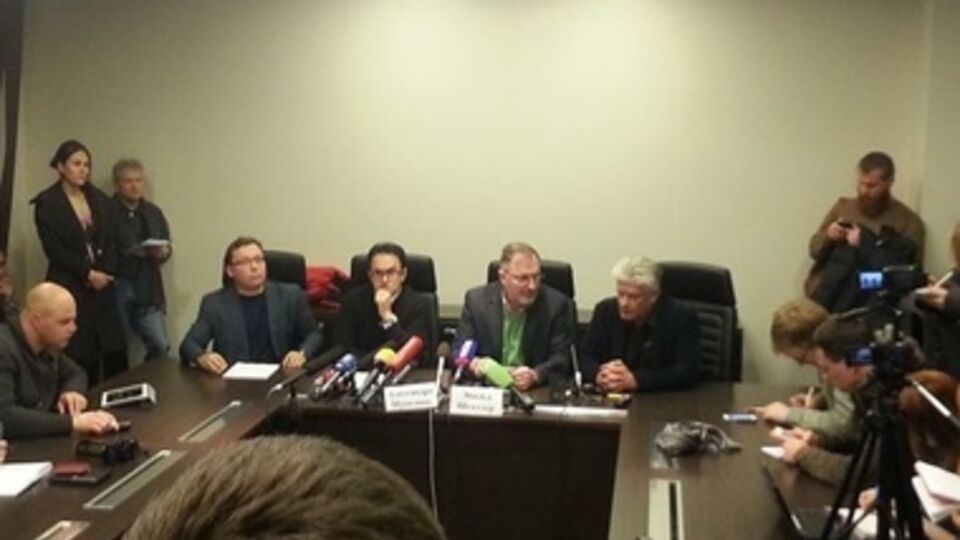 "Гости" представляют некую Ассоциацию по безопасности и сотрудничеству в Европе (АБСЕ)