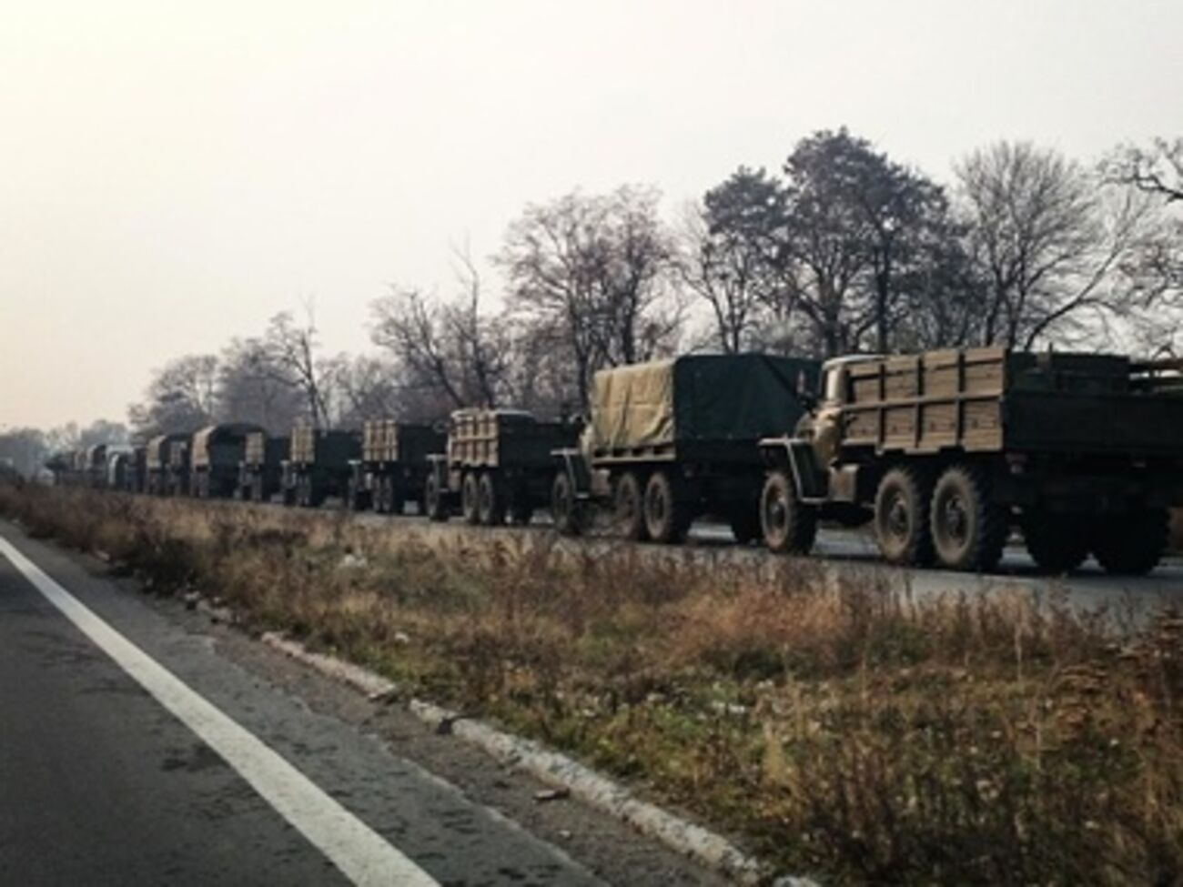 Большинство "КамАЗов" в колонне оборудованы пуленепробиваемым стеклом