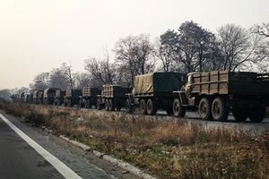 Большинство "КамАЗов" в колонне оборудованы пуленепробиваемым стеклом