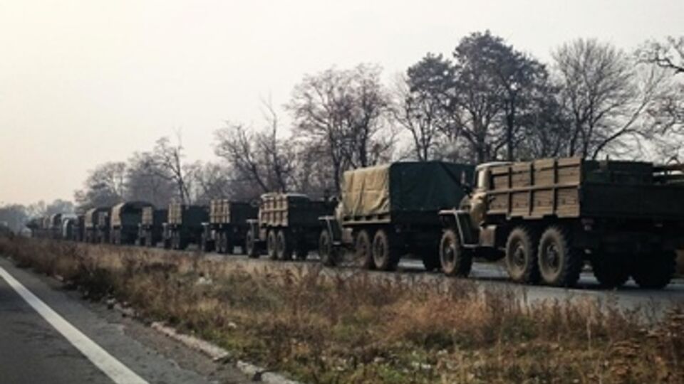 Большинство "КамАЗов" в колонне оборудованы пуленепробиваемым стеклом