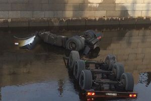 Бензовоз поднимают из воды с помощью спецкрана