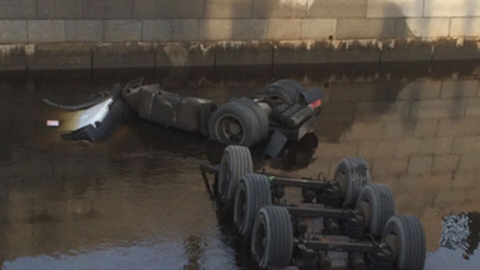 Бензовоз поднимают из воды с помощью спецкрана