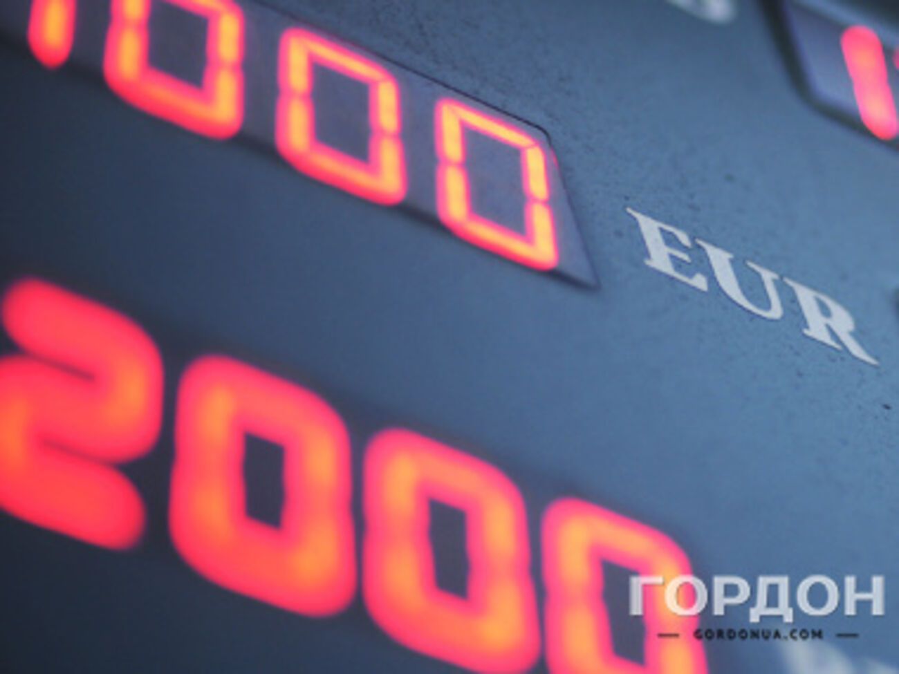 Гривна продолжает терять позиции